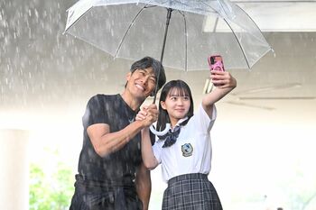【場面写真追加】高評価が4人に増え舞い上がる鬼塚（反町隆史） そんな鬼塚を陥れようと百花（大島美優）が近づいてきて…『GTO』第4話予告