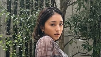 「脚 長すぎやろがい」みちょぱ おなかチラ見せの薄着コーデに「寒すぎた」と後悔するも… “美脚”際立つ圧巻スタイル披露