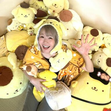 ハラミちゃん 愛するポムポムプリンに囲まれ「しあわせ〜」サンリオ