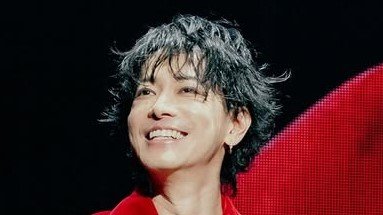 佐藤健の“色気溢れる”振り返り姿も ピアノ&ベース演奏や力強くシャウトする『グラスハート』ライブショット大量公開に「TENBLANK愛してますっ」