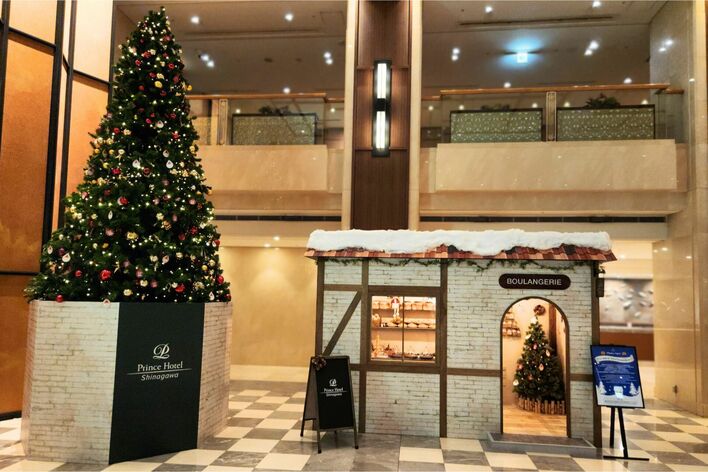 【品川プリンスホテル】輝くツリーのフォトスポット、笑顔あふれるサンタグリーティング クリスマス気分高まる多彩な催しをご用意