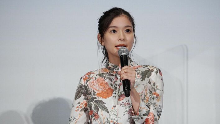 芳根京子「理想のボス像は?」の質問に“棒読み”で回答し会場爆笑