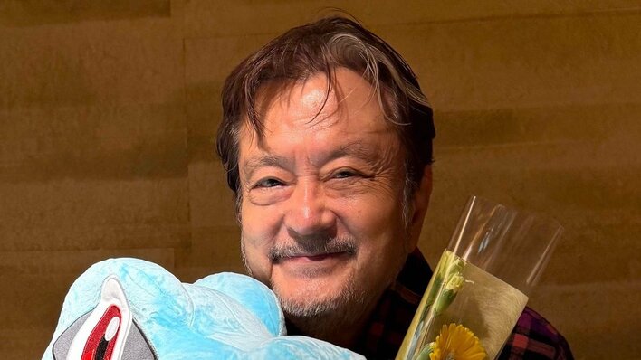 「まだまだメガシンカ中」大和田伸也(78) ポケモンに囲まれた誕生日お祝いショット公開!“冒険の相棒”からケーキのプレゼントも!?