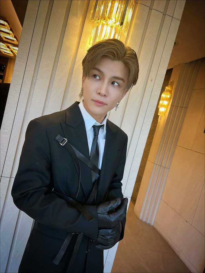 岩田剛典 王子様感あふれる黒スーツ姿＆カジュアルスタイルのギャップ