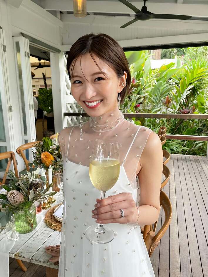 指輪キラリ！岡崎紗絵 ウェディングドレス姿を披露 オーストラリアの海