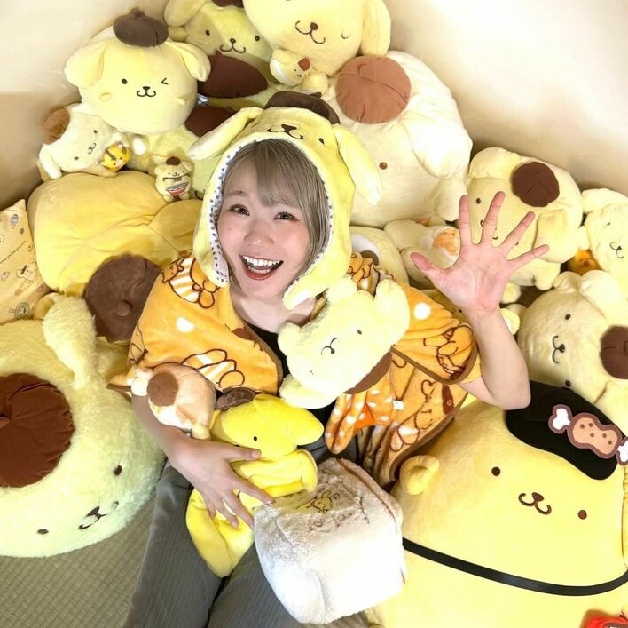 ハラミちゃん 愛するポムポムプリンに囲まれ「しあわせ〜」サンリオ