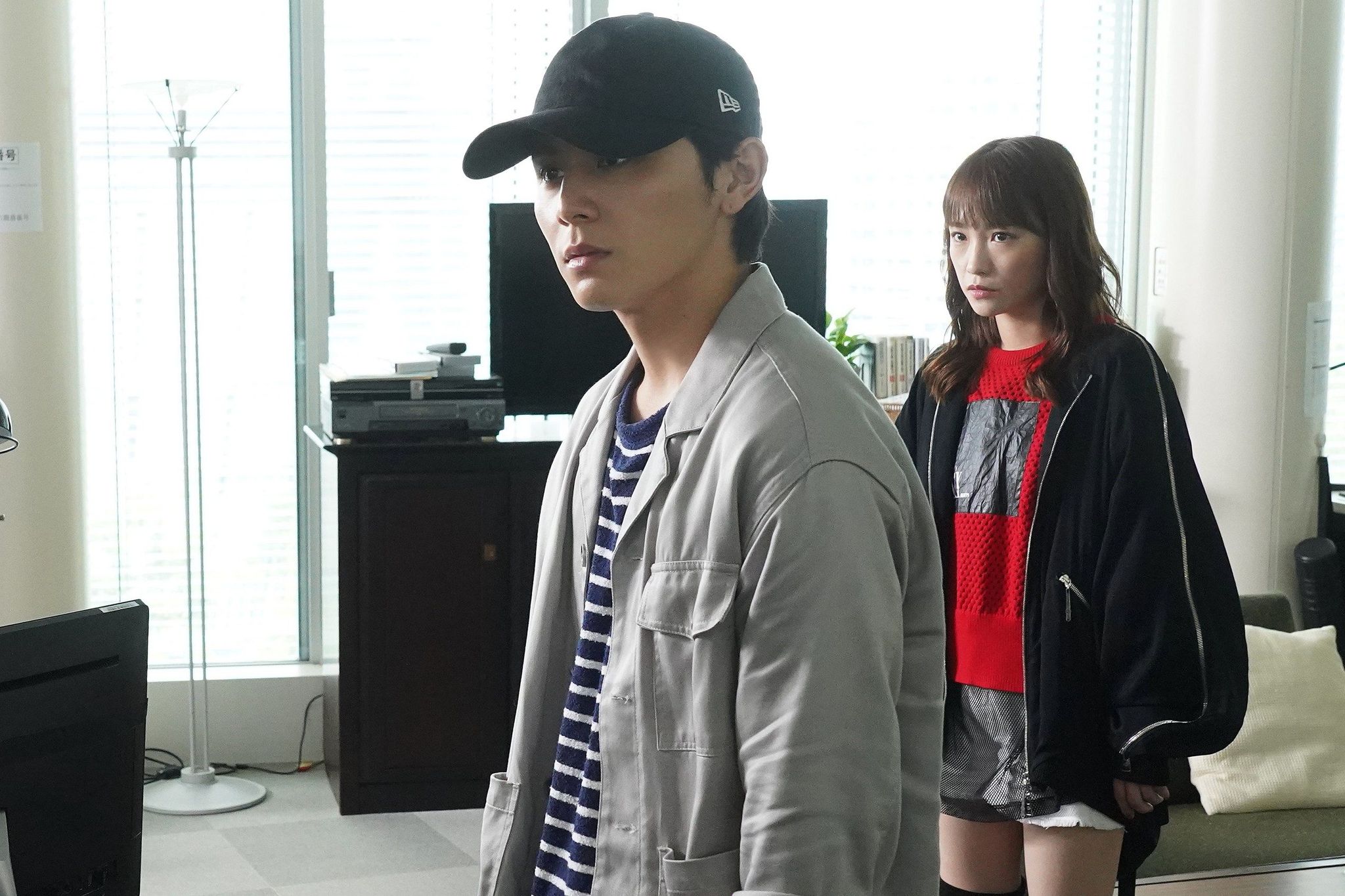 殺人事件の真相を追うエイジ（山田涼介）とナミ（川栄李奈）『親愛なる