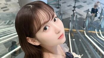 佐藤ノア　黒髪＆オフショル姿で透明感爆上がり！？ネコとのかわいすぎる自撮りショットも「いつもよりお姉さん！」