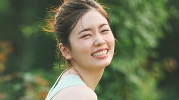 小芝風花 背中ざっくりの黒衣装で大人雰囲気漂うショットや鮮やかな花と共に多彩な表情などを披露　アニバーサリーカレンダー発売！