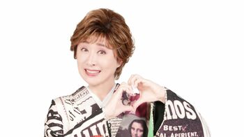 衣装だけじゃない…“小林幸子仕様”の高級車をお披露目！「動く楽屋」こだわり機能をブロンドヘア姿で熱弁