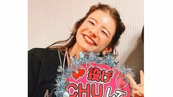 スザンヌ 元モー娘。“推し”との2ショット公開！「愛は伝わったはず」手作りうちわ＆ペンライトの全力“推し活”に「クオリティ高い」と絶賛の声