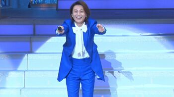 氷川きよし、デビュー20周年ツアー開催中！「左から撮影」おねだり＆栗まんじゅうケーキ登場！舞台裏リポート