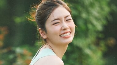 小芝風花 背中ざっくりの黒衣装で大人雰囲気漂うショットや鮮やかな花
