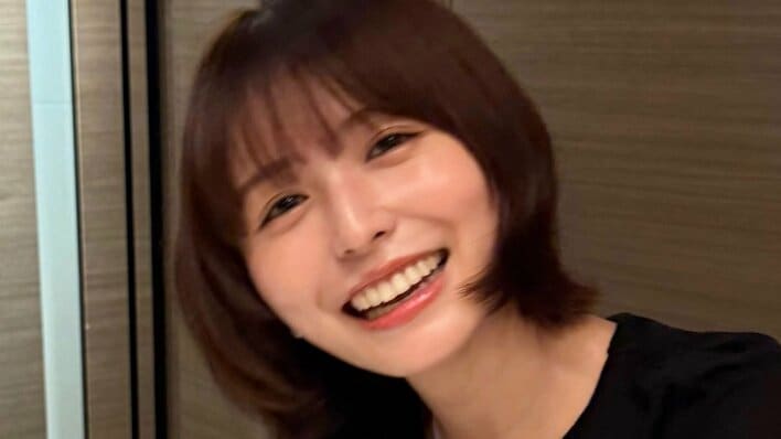 長濱ねる 幼少期から愛する“推し”との2ショット披露！28歳誕生日を“えぼし”つけた遊び心ある姿でお祝い「健やかに笑顔で」
