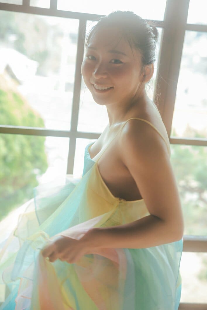 【写真17枚】美背中&ランジェリー姿も!アンゴラ村長の最新写真集『標準体型』カットを見る
