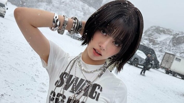 「こんな格好で！？」NiziU・RIMA ドデカまっピンクの車にボディスーツ姿でたたずむオフショット公開！雪の中の肌見せコーデにファン悶絶「神々しすぎるって・・・」