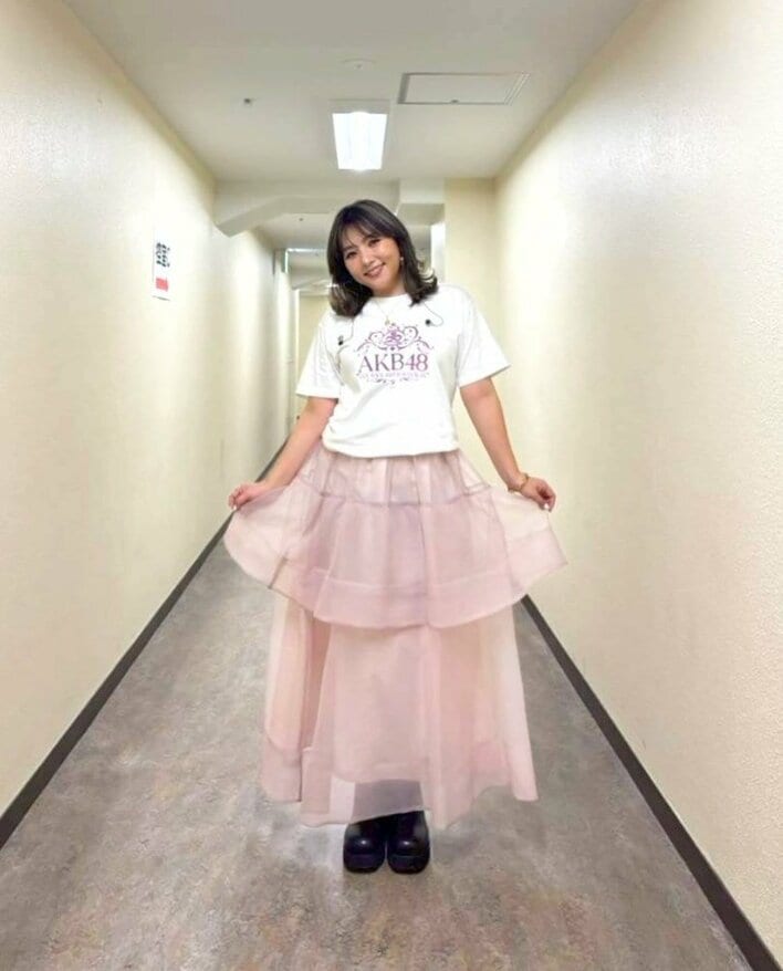 超輝いてる」野呂佳代 ミニスカアイドル姿に「足が真っ直ぐで綺麗」と