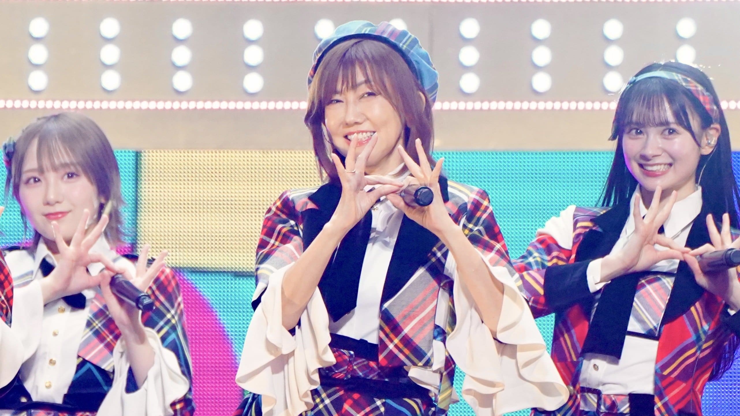 アイドル AKB 松本伊代 ミニスカ衣装でAKB48と“衝撃”コラボ！幻の楽曲『セシル』披露