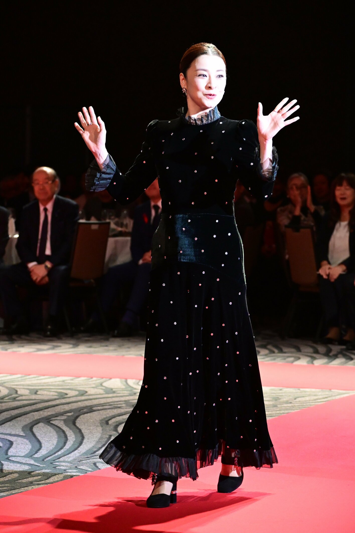 檀れい 大人の魅力溢れる優美なきらめく黒ドレス姿で登場「朝は和食です」と私生活明かす場面も ベストドレッサー賞受賞 | めざましmedia ...