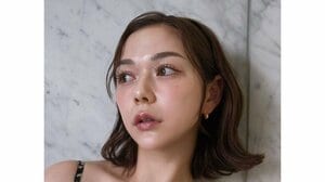 村重杏奈 “まるでペコちゃん”な幼少期ショット公開！異国の雰囲気漂うダイニングで大きなホールケーキを頬張る姿に「面影あってかわいい♡」