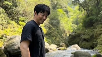 「また腕太くなりました？」大沢たかお(57) たくましい上腕二頭筋のぞくＴシャツコーデで自然を満喫「清流に佇んでるお姿も素敵…」