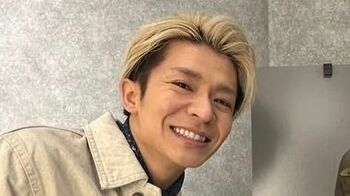「なんでそんな格好になったの笑」岸優太 躍動感あふれるアクロバティックなオフショット披露！おちゃめな姿に「アングルが独特」