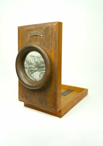 鈴木のぞみ "Looking Through Glass−ガラス越しの眼差し" ｜2026年9月4日（金）-11月8日（日）｜東條會館写真研究所