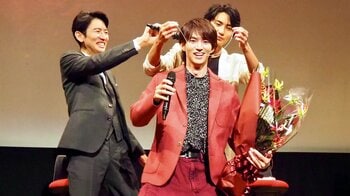 和田雅成の誕生日を髙橋大翔がサプライズで祝福！シルバーのネックレスをその場でつけてもらい「愛が重たいんだよ（笑）」