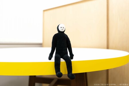 『変な家』ホラー作家・雨穴の初大規模展覧会！注目グッズを一挙公開　かわいすぎる雨穴のぬいぐるみや立体的な『ふくらし〜る』が新登場！