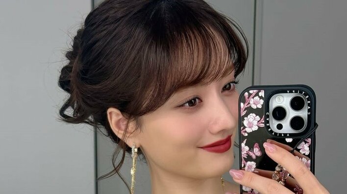 「色気ありすぎ」谷まりあ 美背中＆美尻際立つ上品なドレス姿公開！引き締まったボディに「バックショット世界一美しい」