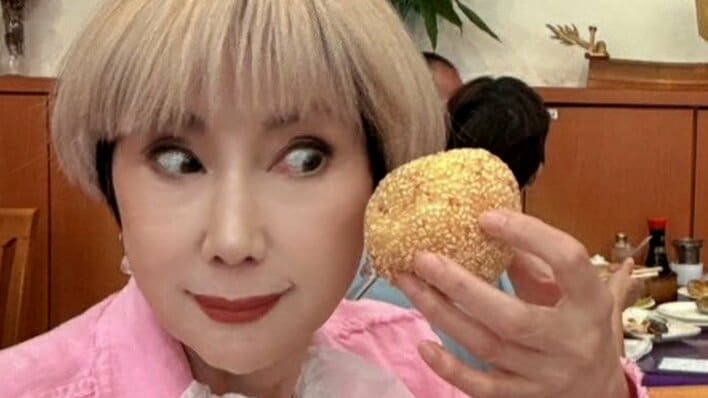 秋野暢子「炭水化物祭り」食欲旺盛な飲茶ランチショット披露！ハワイで堪能したお粥＆炒飯や巨大ごま団子など「ペロッと食べちゃいました」