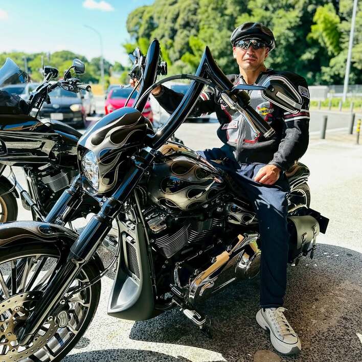 【画像37枚】魔裟斗 “愛車”ハーレーを「ヤバイ仕様に」カスタム!かっこよすぎるシルバーラメが輝くデザインを見る