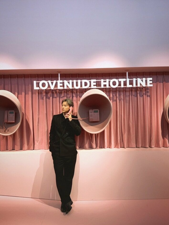 写真集かな？」平野紫耀 YSL“秘密のホテル”で色気漂う黒スーツ姿を披露