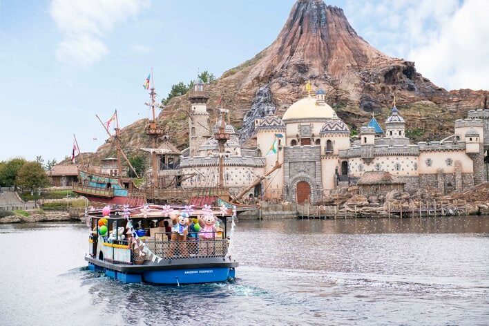 必見！】ダッフィーたちが20周年衣装に身を包み登場する水上