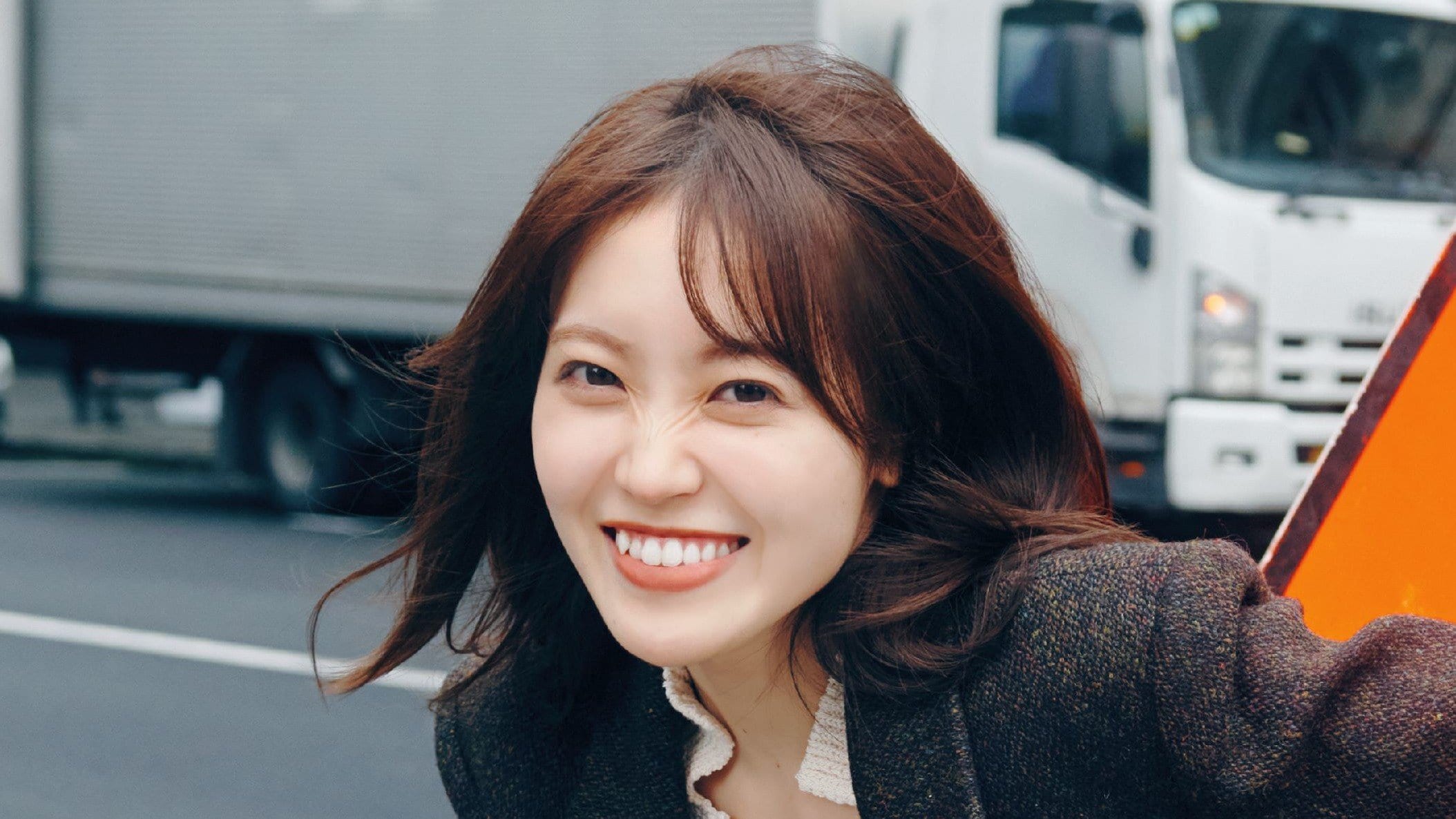 櫻坂46松田里奈 白フリルのミニスカ×ざっくりニット姿で“標識と