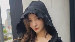 「全身芸術」板野友美 膝上ミニスカコーデで抜群のスタイルを披露！すらり美脚を大胆に見せた立ち姿に反響「圧倒的なオーラ」