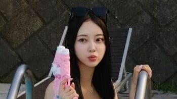 元乃木坂46・堀未央奈 プールサイドで美スタイル水着ショットを披露 水鉄砲を手にお茶目な姿も