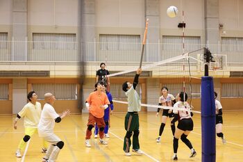 バレーボール対決はドローン＆ジャンボブロックハンドなどで強豪校を翻弄！アーチェリー対決は小ボケを挟みながら緊張感ある展開に