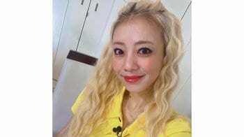 「セーラームーンかと思った」あびる優 金髪ツインテール姿を披露！ “美脚”際立つカラフルな色合いのコーデに「すごい似合う♡」