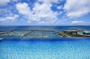【沖縄プリンスホテルオーシャンビューぎのわん】クラブラウンジ「UMIKAJI」刷新と地域の特産を活かした朝食ブッフェ付きで、滞在価値を高めたクラブフロアに
