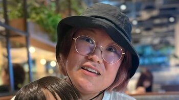 バービー 娘との昼寝ショット＆家族との夏の思い出を公開！新施設へおでかけやコットンをつけて寝る姿に「おでこの経過が知りたいです！」