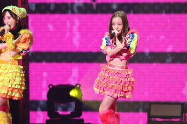 板野友美へそ出しミニスカ衣装で『ツンデレ！』披露「みんな性格も外見