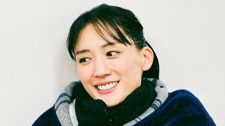 綾瀬はるかの“子どもみたい”な姿が話題！手作り雪だるまとのツーショット公開！無邪気な笑顔を浮かべ楽しむ様子に「雪の白さに負けてない透明感！」