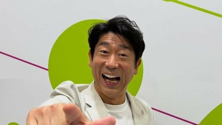 【画像4枚】「かわいい息子さん」4児の父・原口あきまさが公開した三男が雪をこんもり積んで見せた得意げ笑顔の雪遊びショットを見る