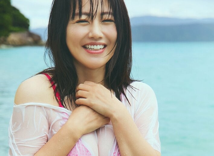 【写真3枚】キュートなビキニ姿も!磯山さやか25周年写真集の先行カットを見る