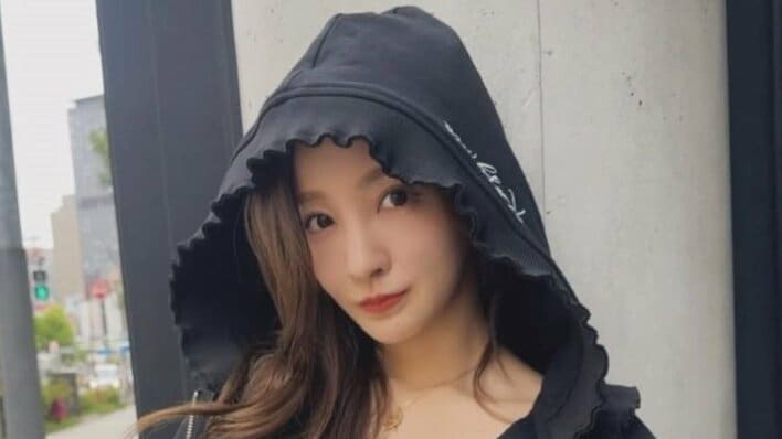 「全身芸術」板野友美 膝上ミニスカコーデで抜群のスタイルを披露！すらり美脚を大胆に見せた立ち姿に反響「圧倒的なオーラ」