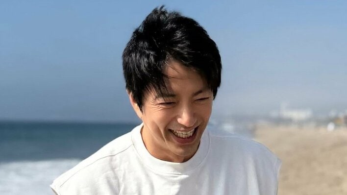 大沢たかお まぶしい笑顔の爽やか海辺ショット公開!「仕事の疲れも吹き飛ぶ」「デートしてるみたい」