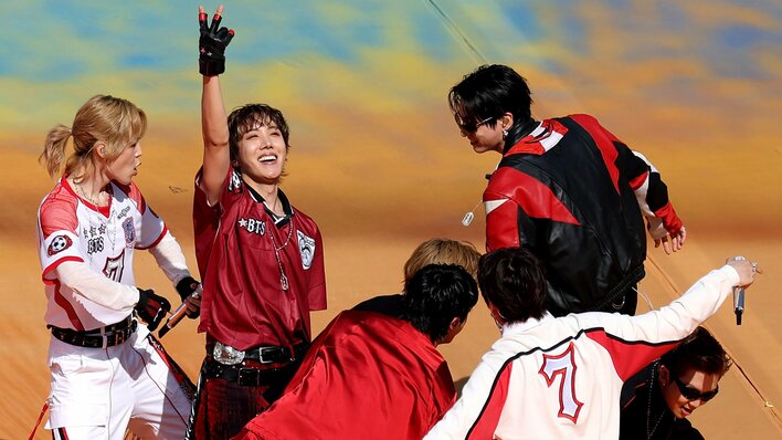 BTS “粋な仕掛け”の特別衣装が「センス良くて大勝利」と話題！決勝ハーフタイムショーでの胸熱デザインに「フルオーダーって感じでやばい」【サッカーFIFAワールドカップ2026】