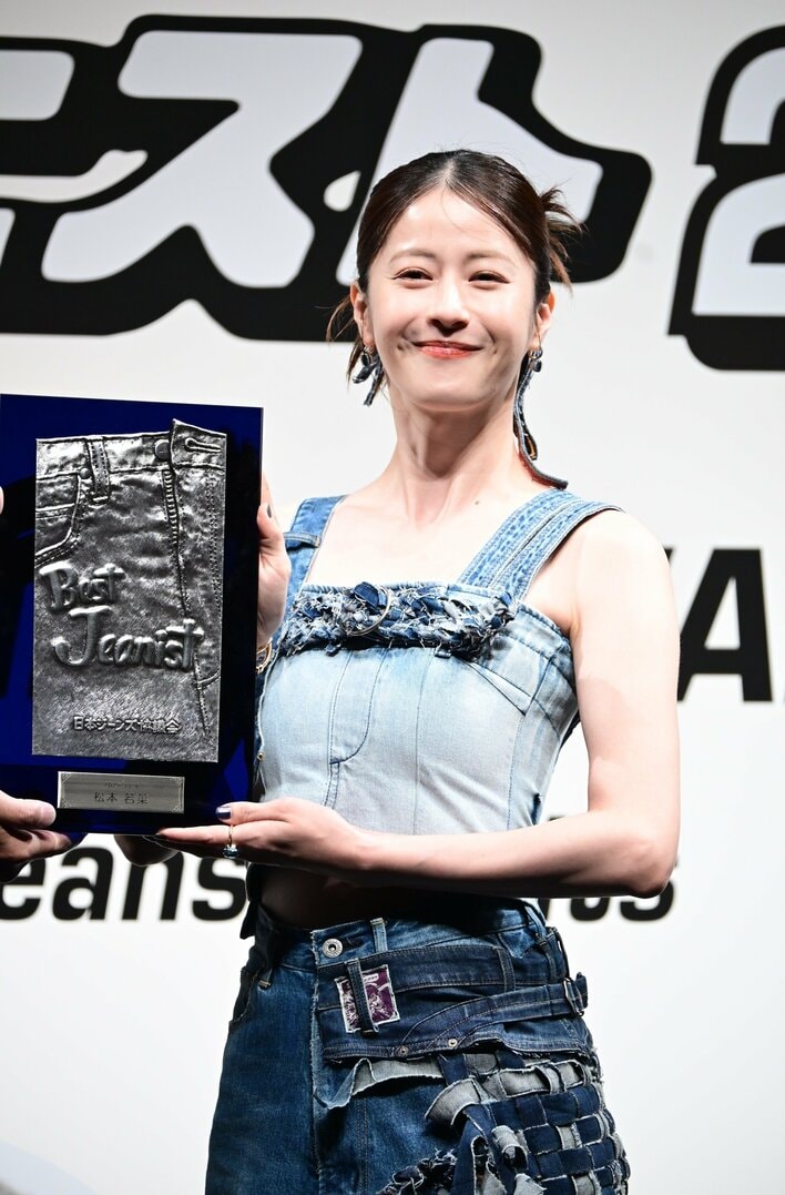 松本若菜 デニムビスチェ姿の肌見せコーデ披露！「この舞台にまさか