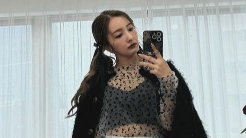 板野友美 ミニボトム美脚ショット披露で華麗な“五変化 板野友美 ミニボトム美脚ショット披露で華麗な“五変化